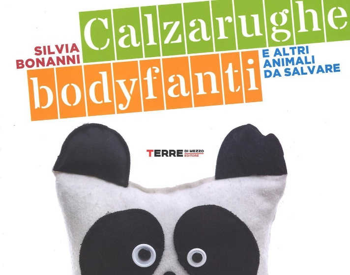 Copertina con sfondo bianco, titolo del libro e immagine di mezza testa, posizionata in basso, di un peluche bianco e nero