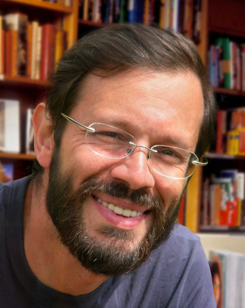 Autore Libro - Uomo con capelli e barba castani e occhiali da vista