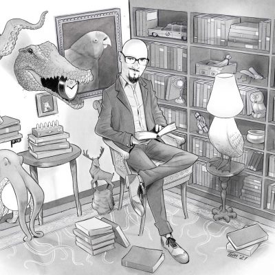 Ritratto in bianco e nero dell'autore seduto, calvo con occhiali e pizzetto in una biblioteca con disegni di animali