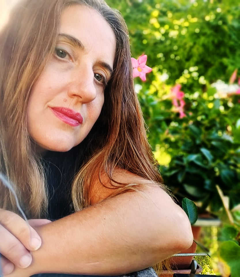 Primo piano di donna con capelli lunghi castani