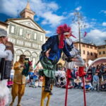 Spettacolo con giocolieri e figuranti in piazza